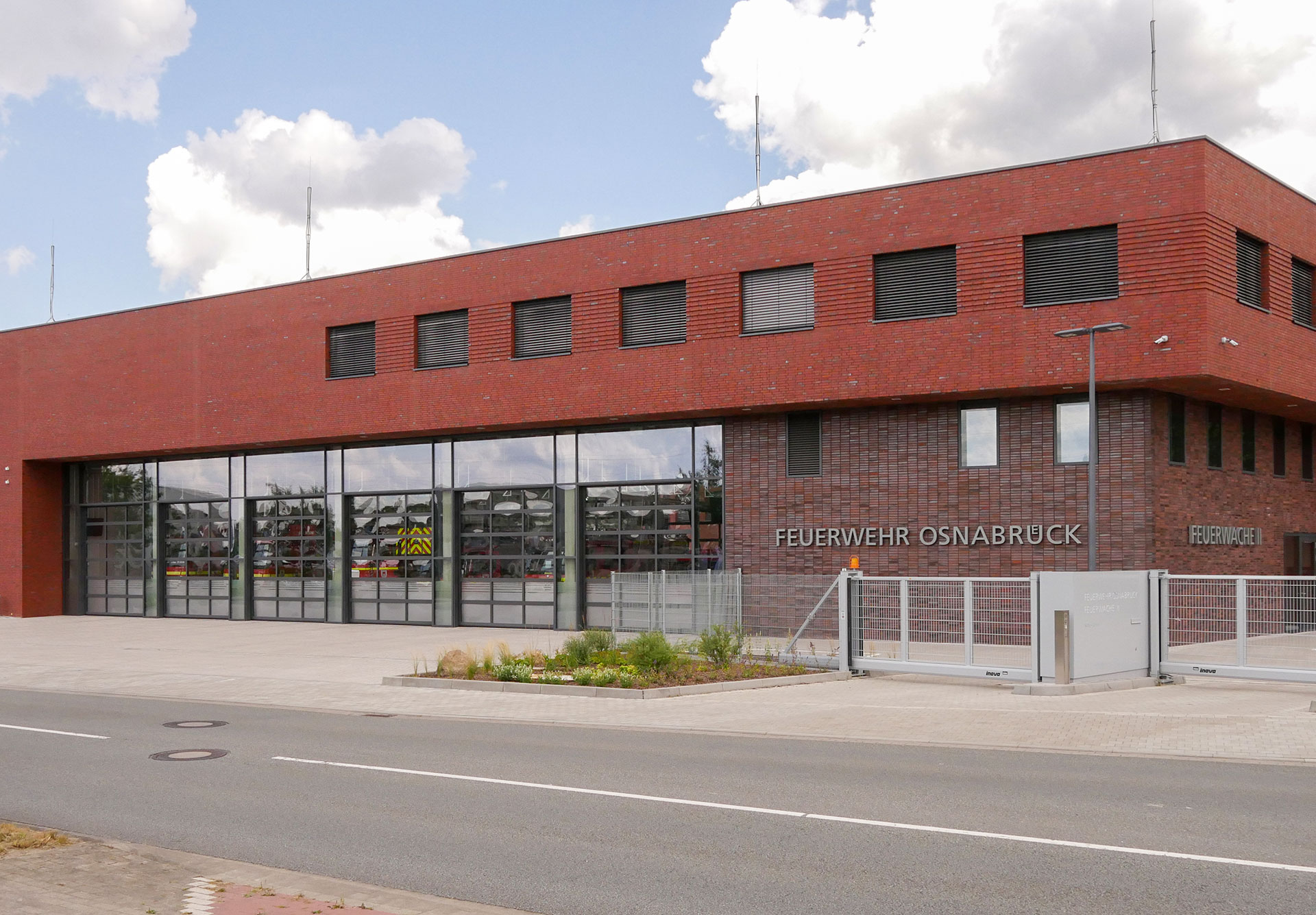 Eingangsbereich der Feuerwehrwache 2 Osnabrück mit Metall- und Fassadenkonstruktion