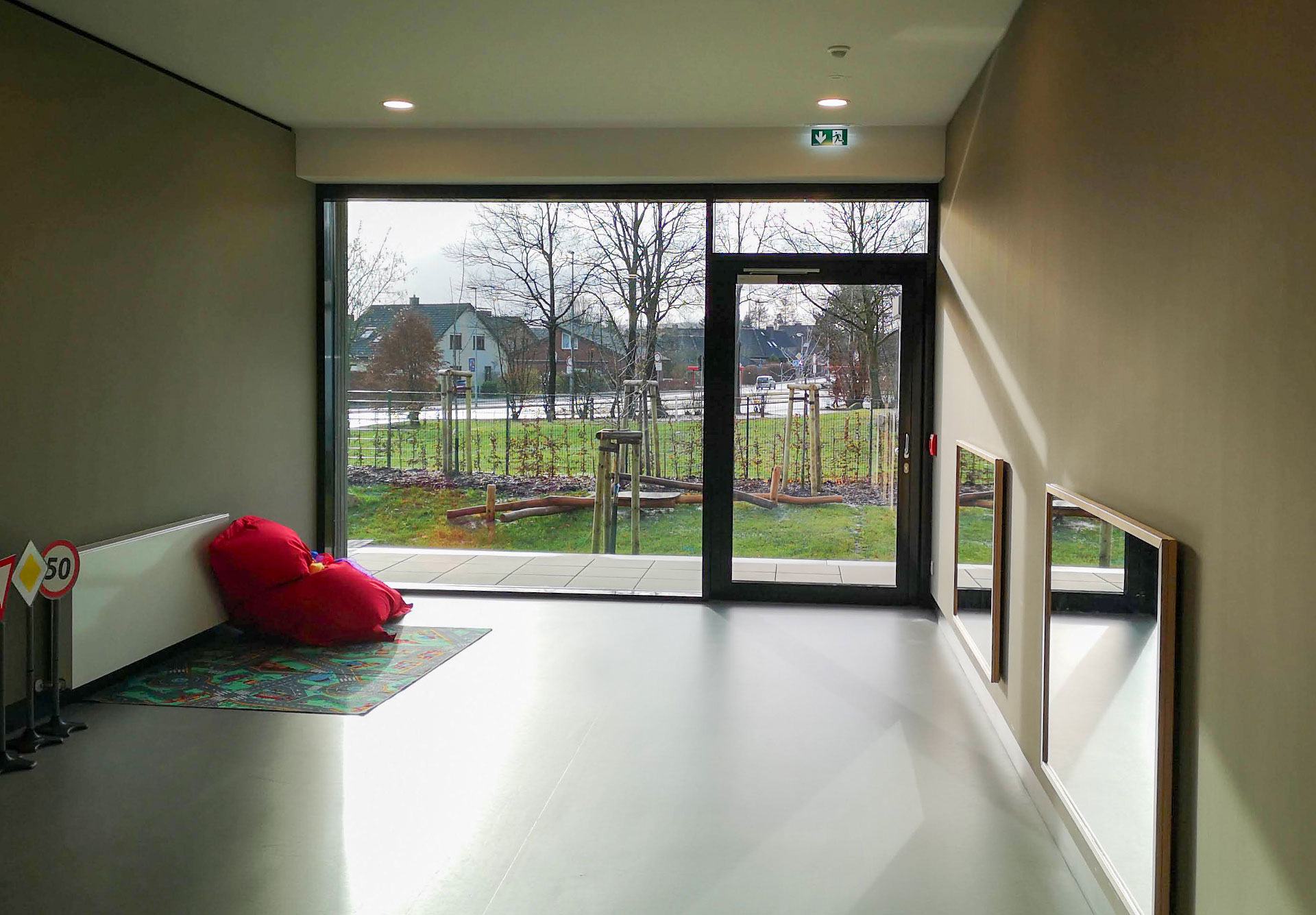 Pfosten-Riegel-Konstruktion mit großflächiger Glasfassade und Aluminiumtür