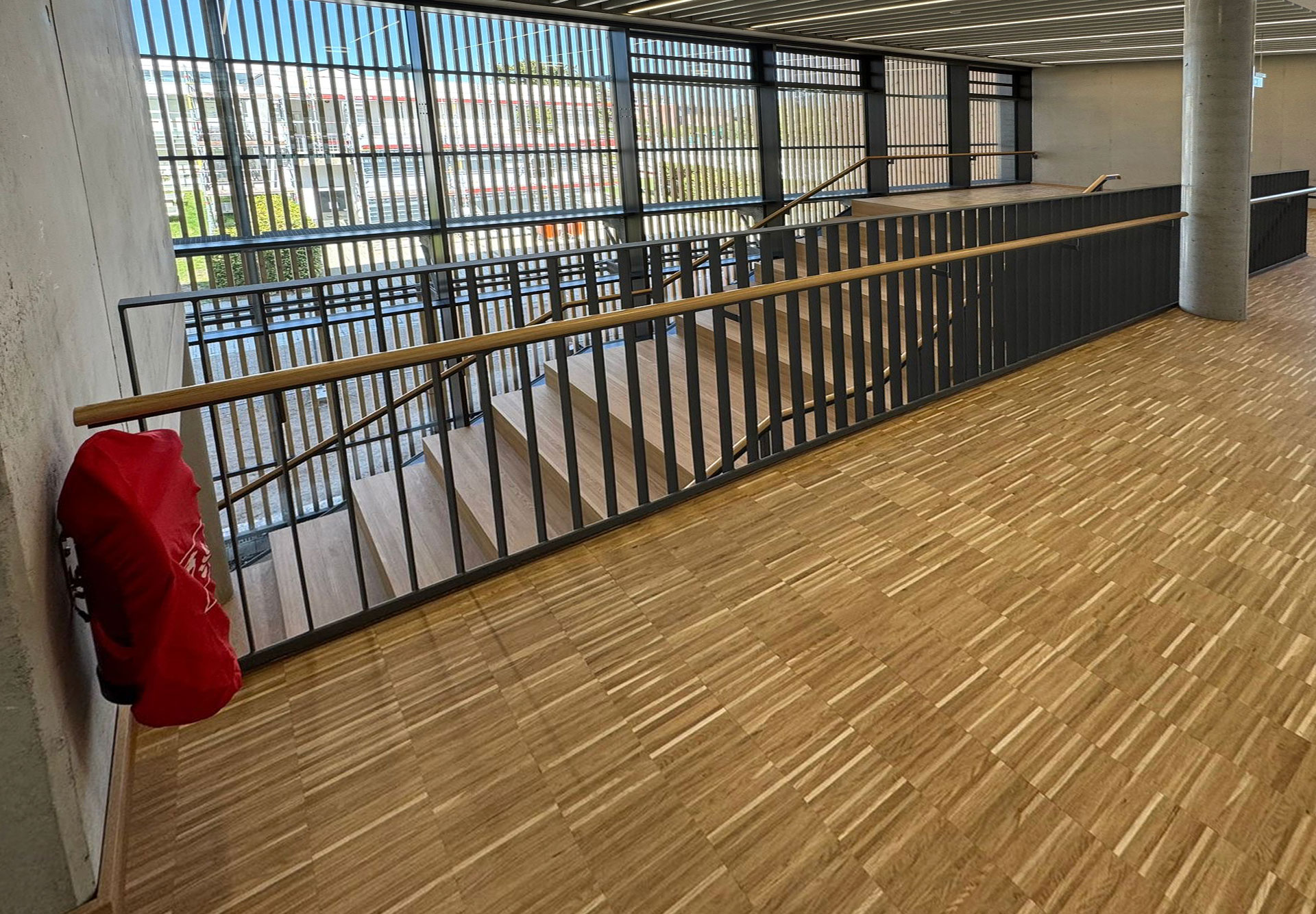 Galerie mit Metallgeländer und Blick ins Treppenhaus