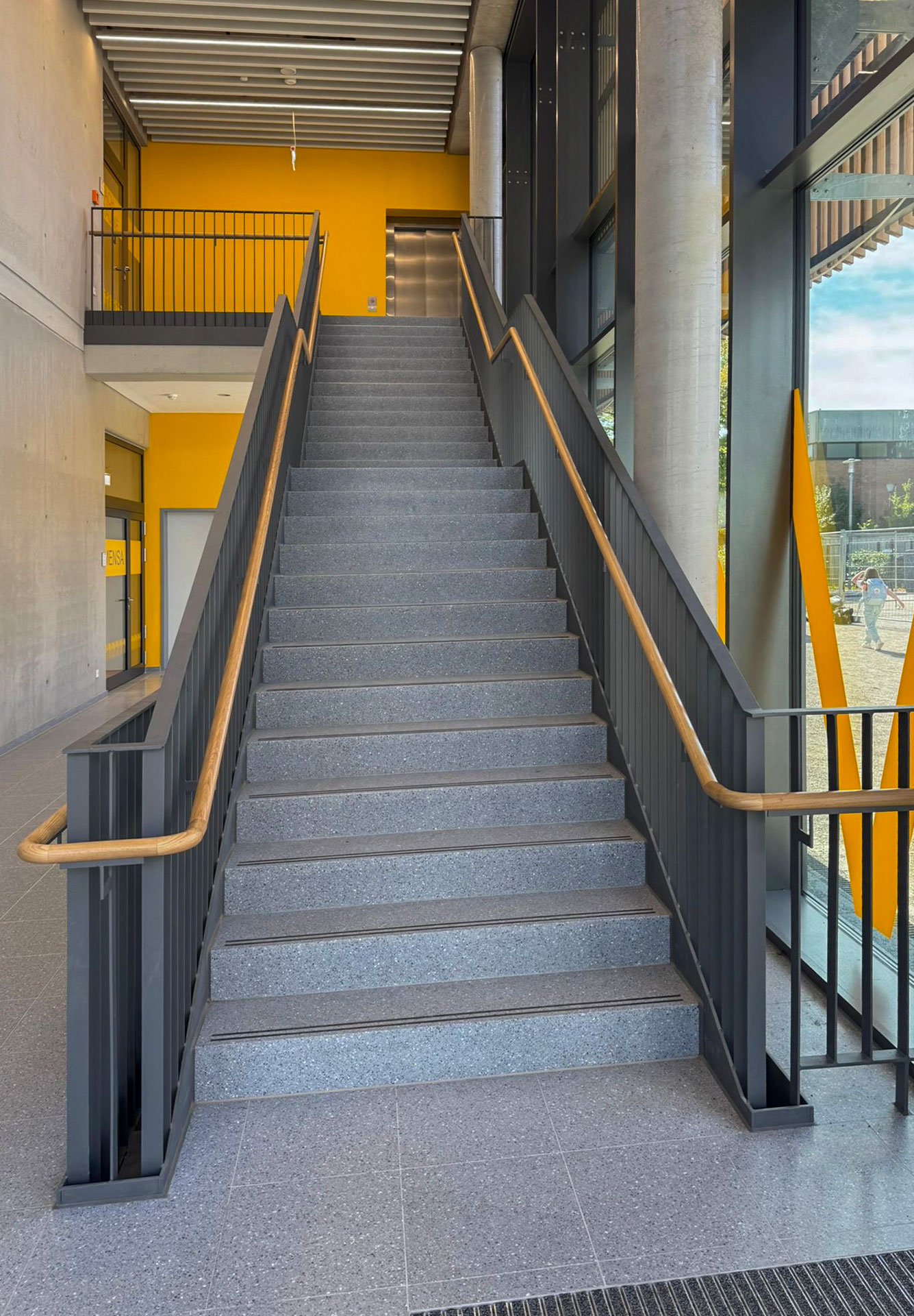 Treppe mit Metallgeländer in der Norbertschule Münster