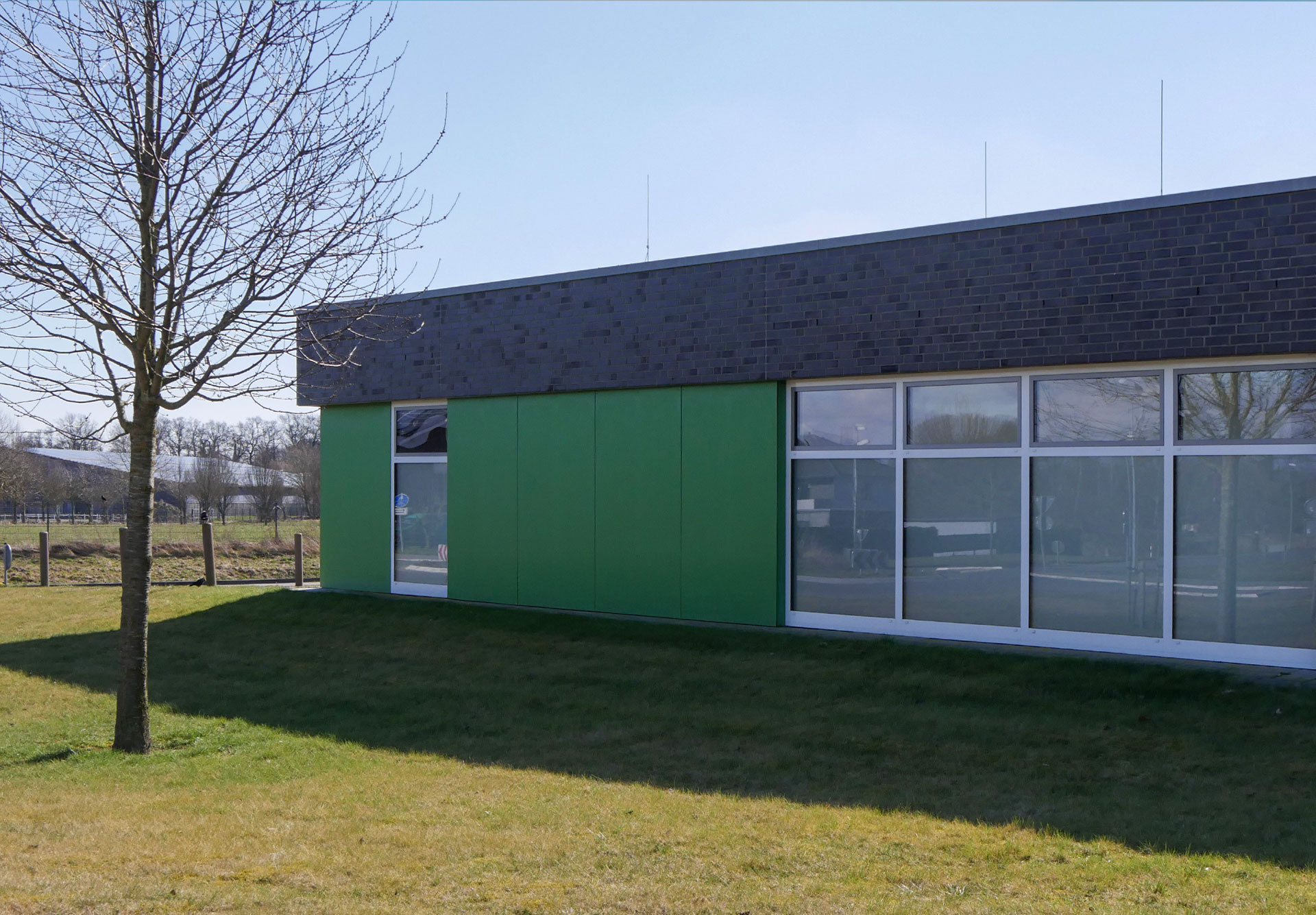 Fassade des Logistikzentrums in Bersenbrück mit Aluminiumfenstern und grünen Fassadenelementen von Klövekorn Metall