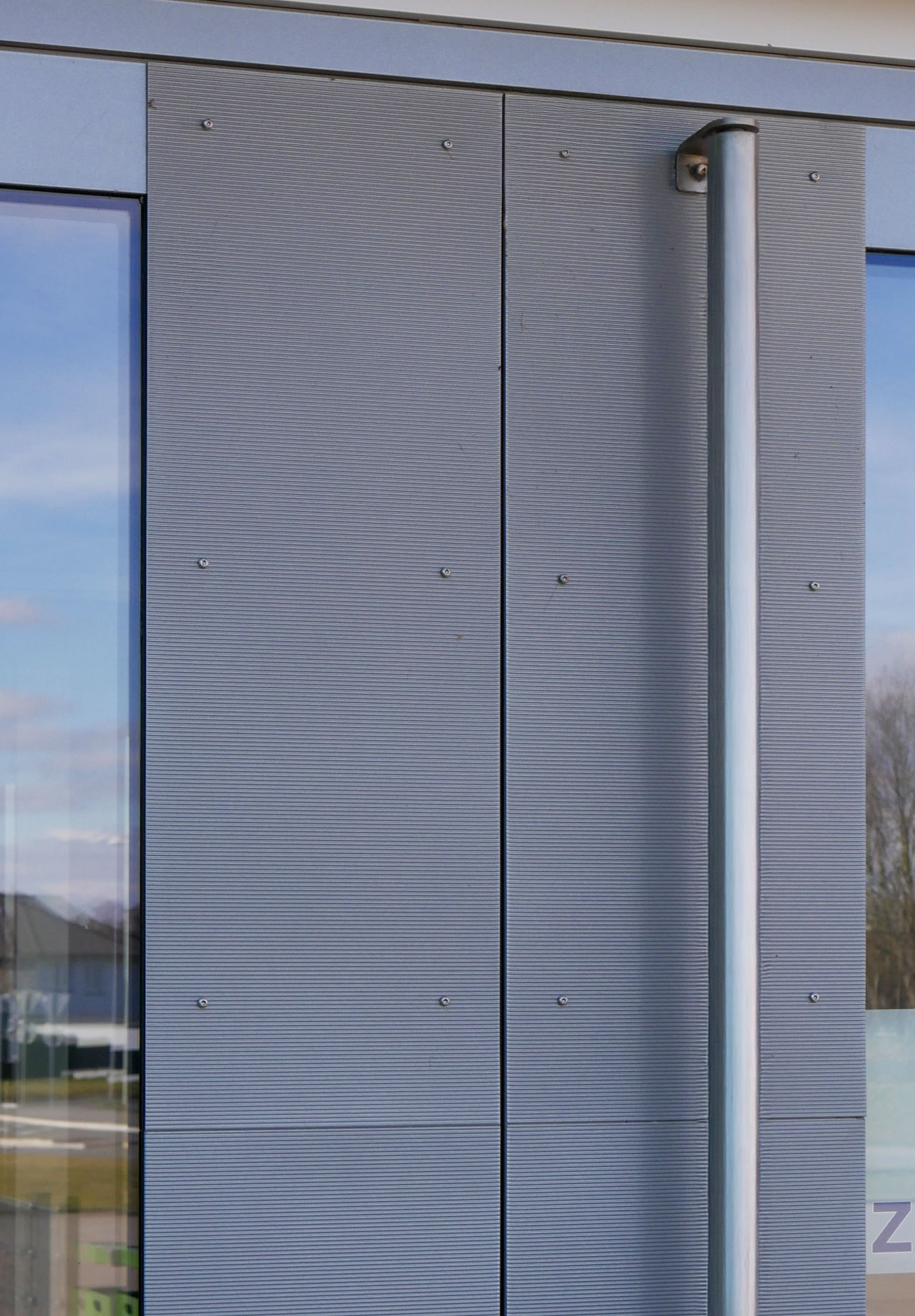 Detailansicht der Aluminiumtür am Logistikzentrum Bersenbrück von Klövekorn Metall