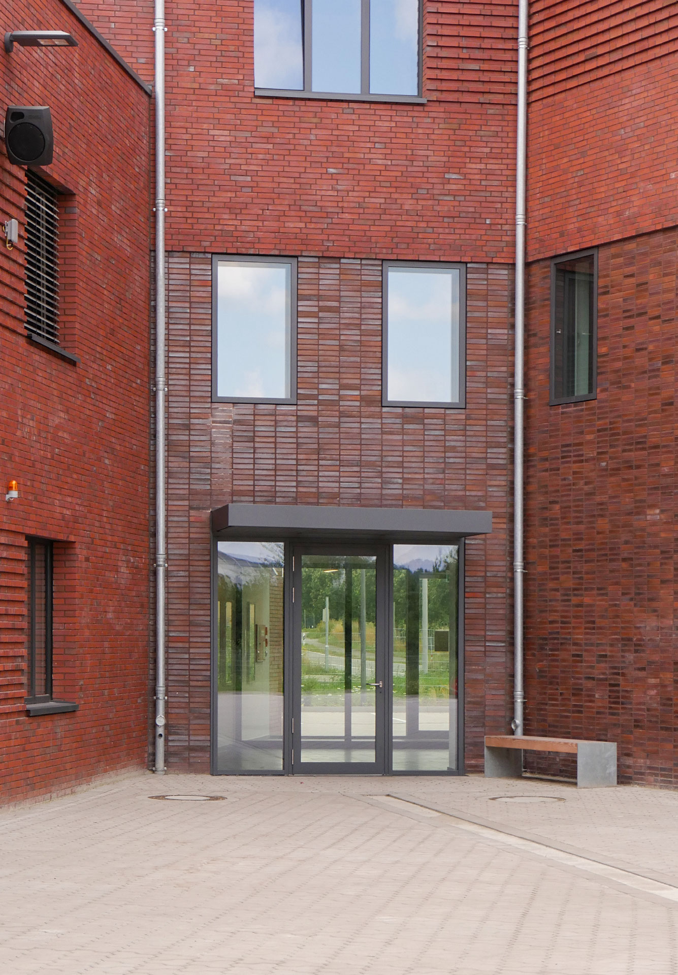 Eingangsbereich der Feuerwache II in Osnabrück mit Aluminiumfassade und Türelementen von Klövekorn Metall
