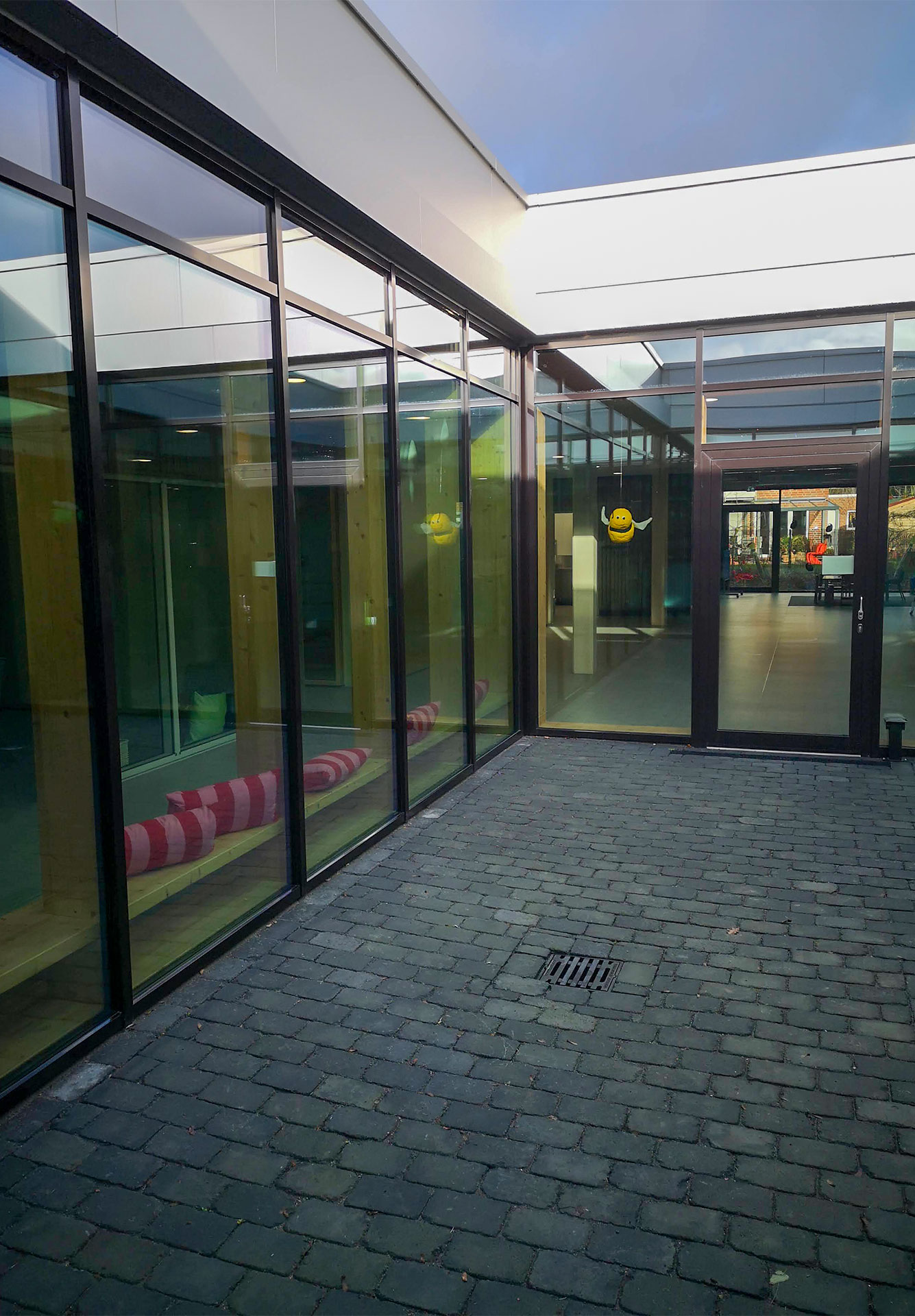 Aluminium-Pfosten-Riegelfassade mit Türelementen am Neubau der Krippe St. Anna in Wallenhorst