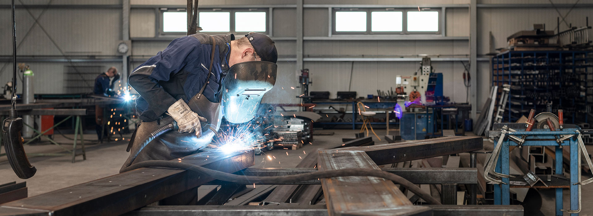 Mitarbeiter von Klövekorn Metall beim Schweißen von Stahlteilen in der Werkstatt