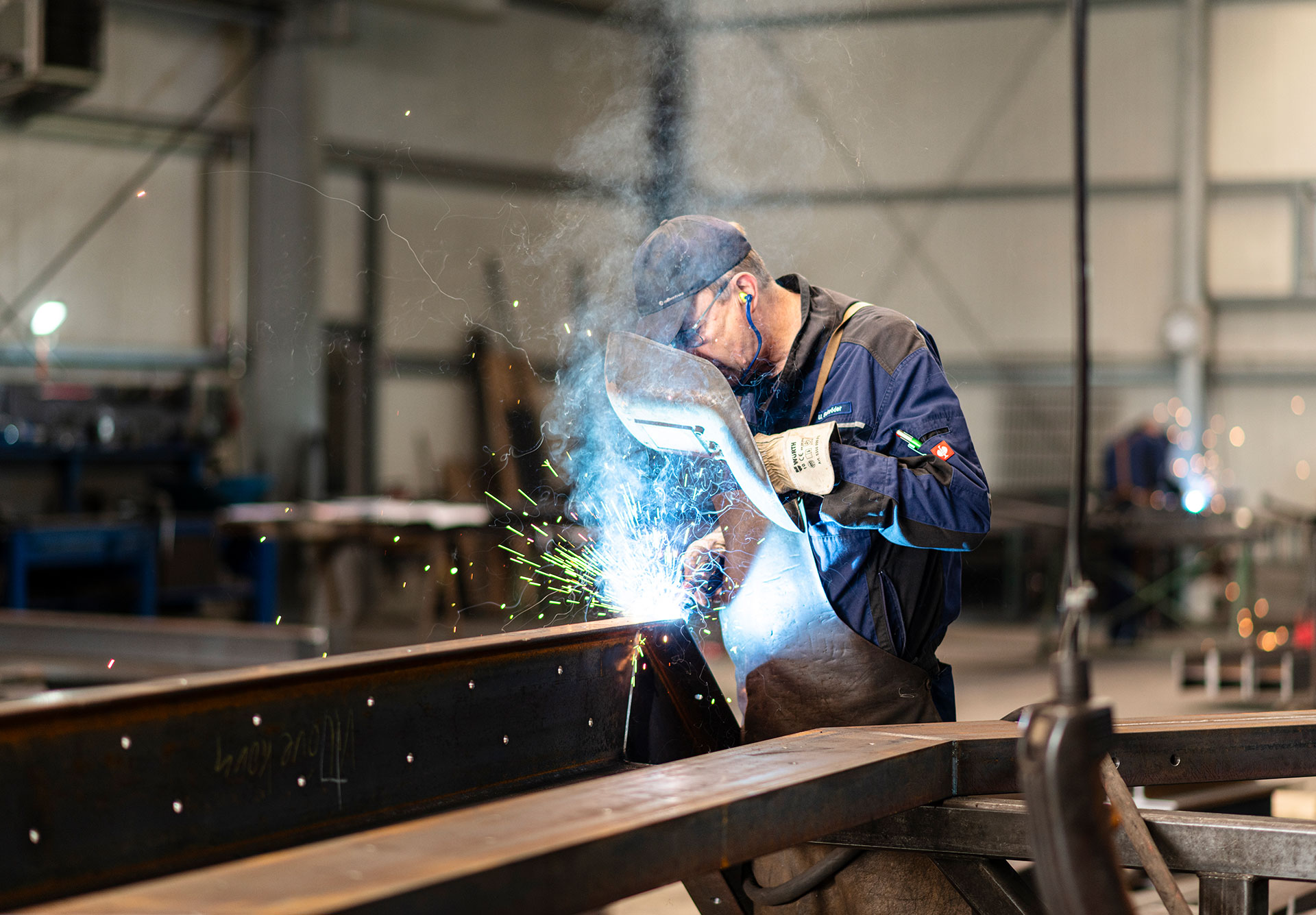 Mitarbeiter von Klövekorn Metall beim Schweißen eines Stahlträgers in der Werkstatt