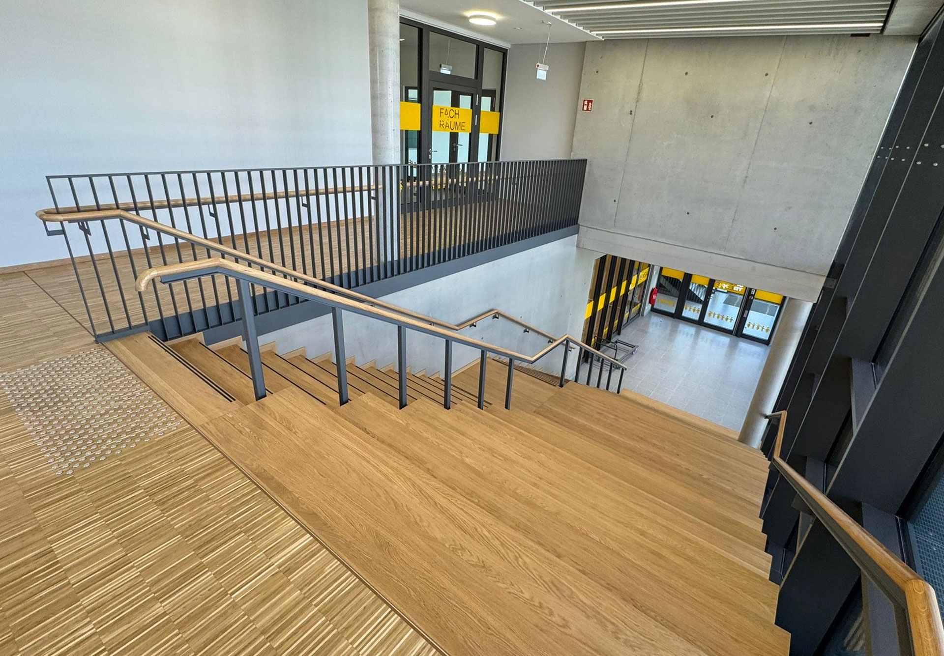 Treppenanlage mit Podest und Metallgeländer