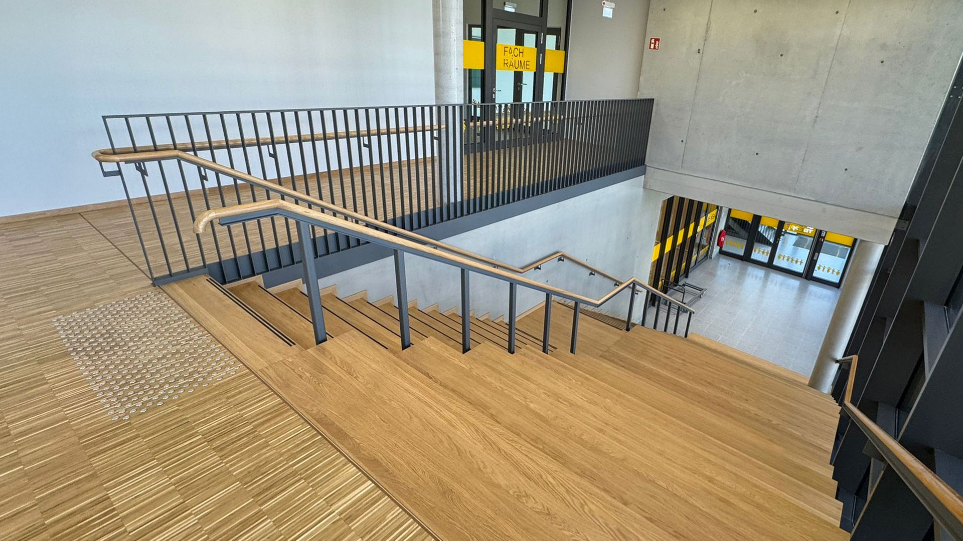 Großzügige Treppenanlage mit Metallgeländer in der Norbertschule Münster