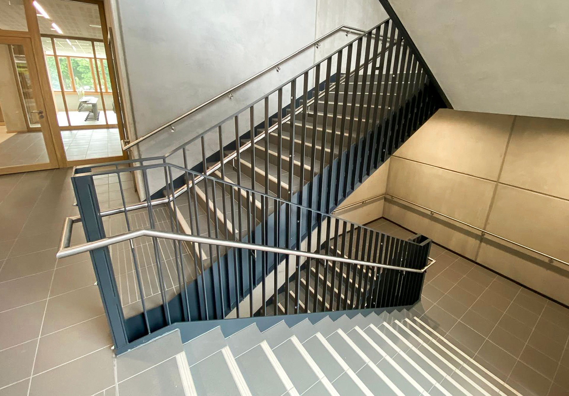 Innenansicht einer modernen Treppenanlage mit Metallgeländer von Klövekorn Metall