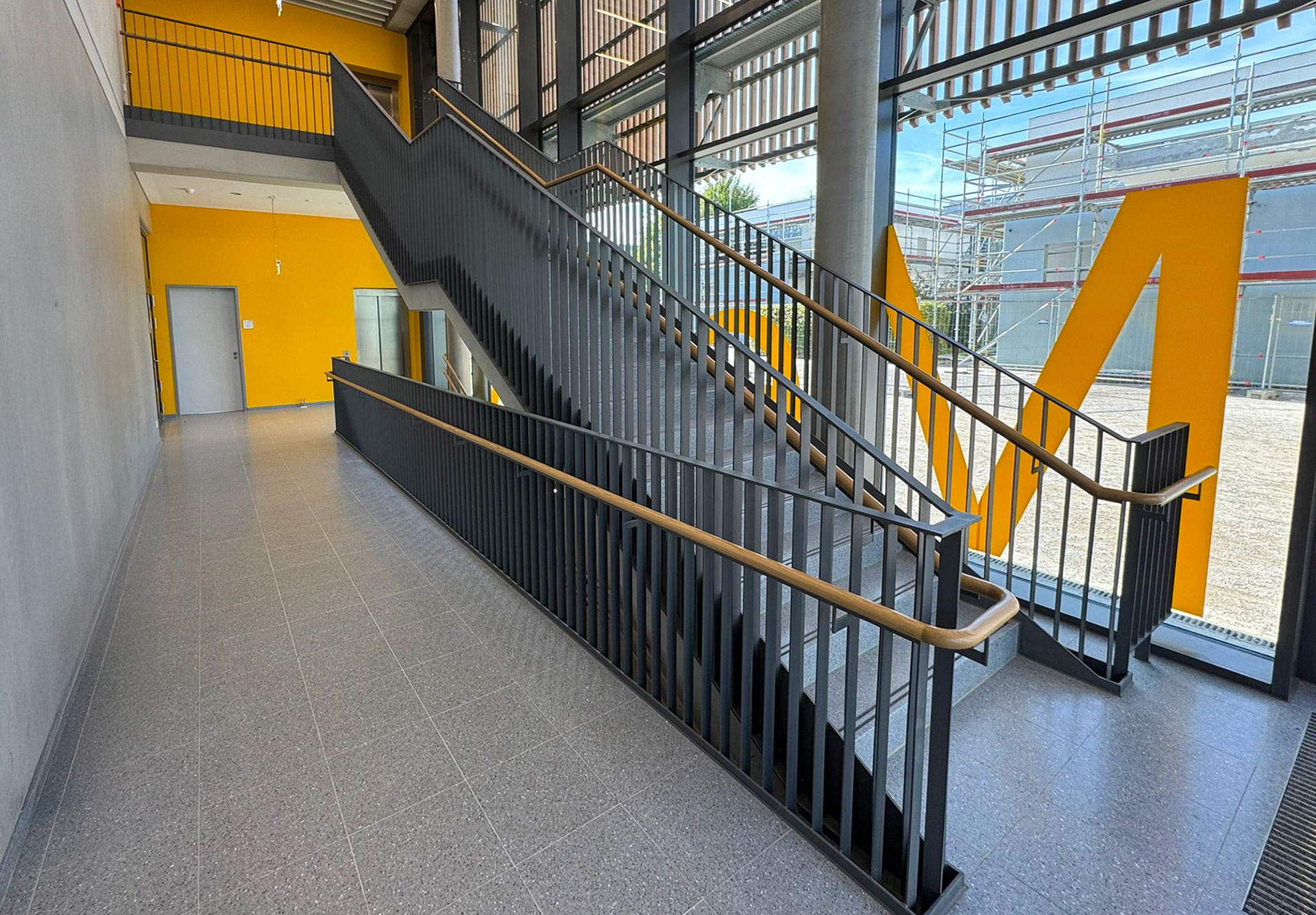 Großzügige Treppenanlage mit Metallgeländer in der Norbertschule Münster