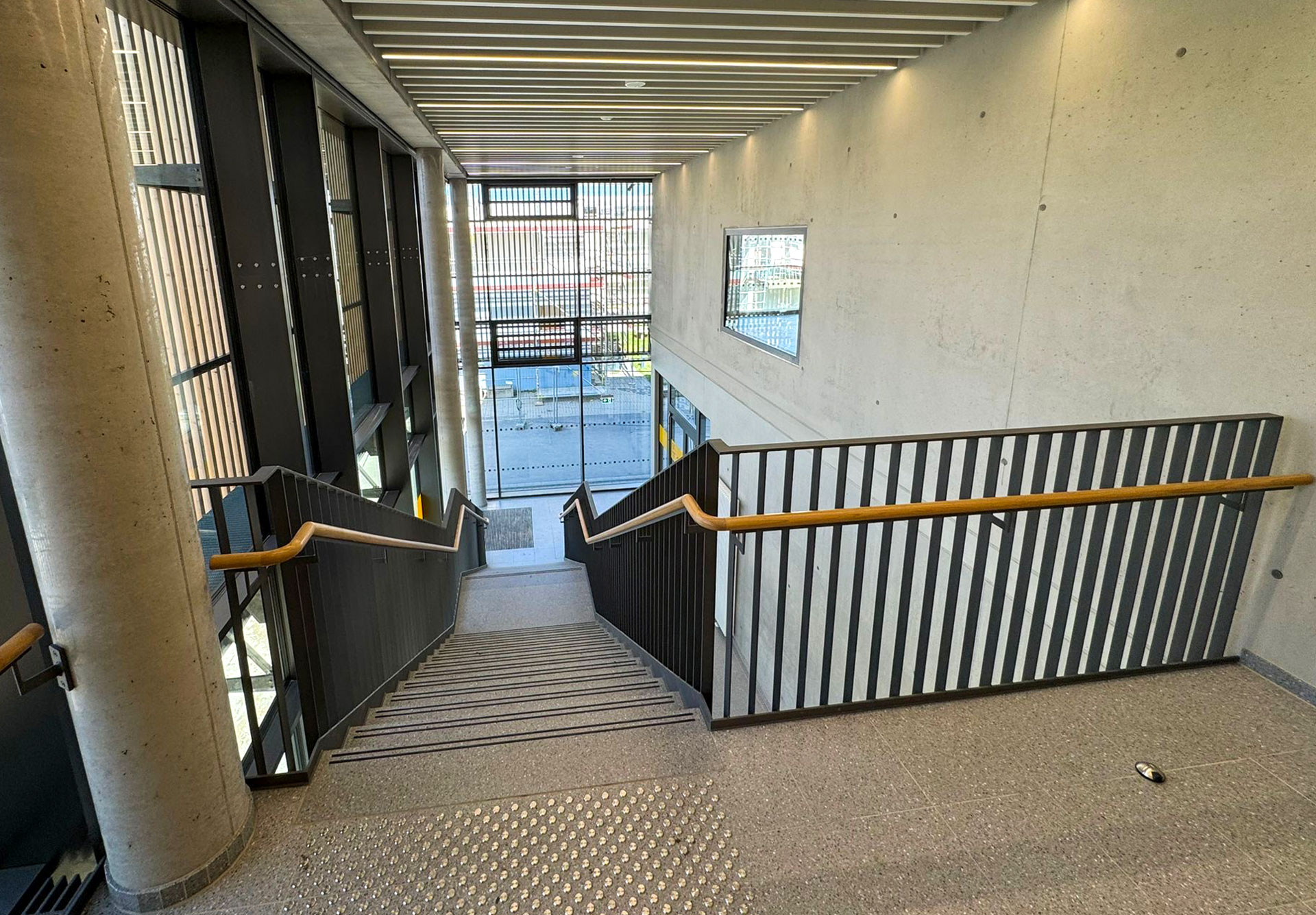 Treppenhaus mit Metallgeländer in der Norbertschule Münster