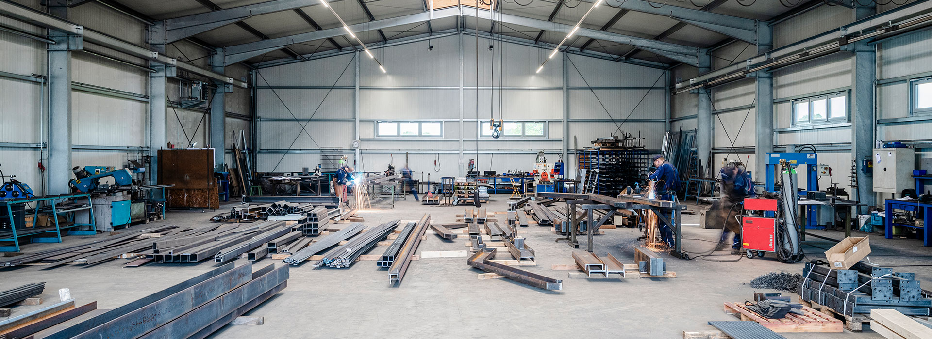 Metallbau-Team bei der Fertigung von Stahlkonstruktionen in der Werkhalle