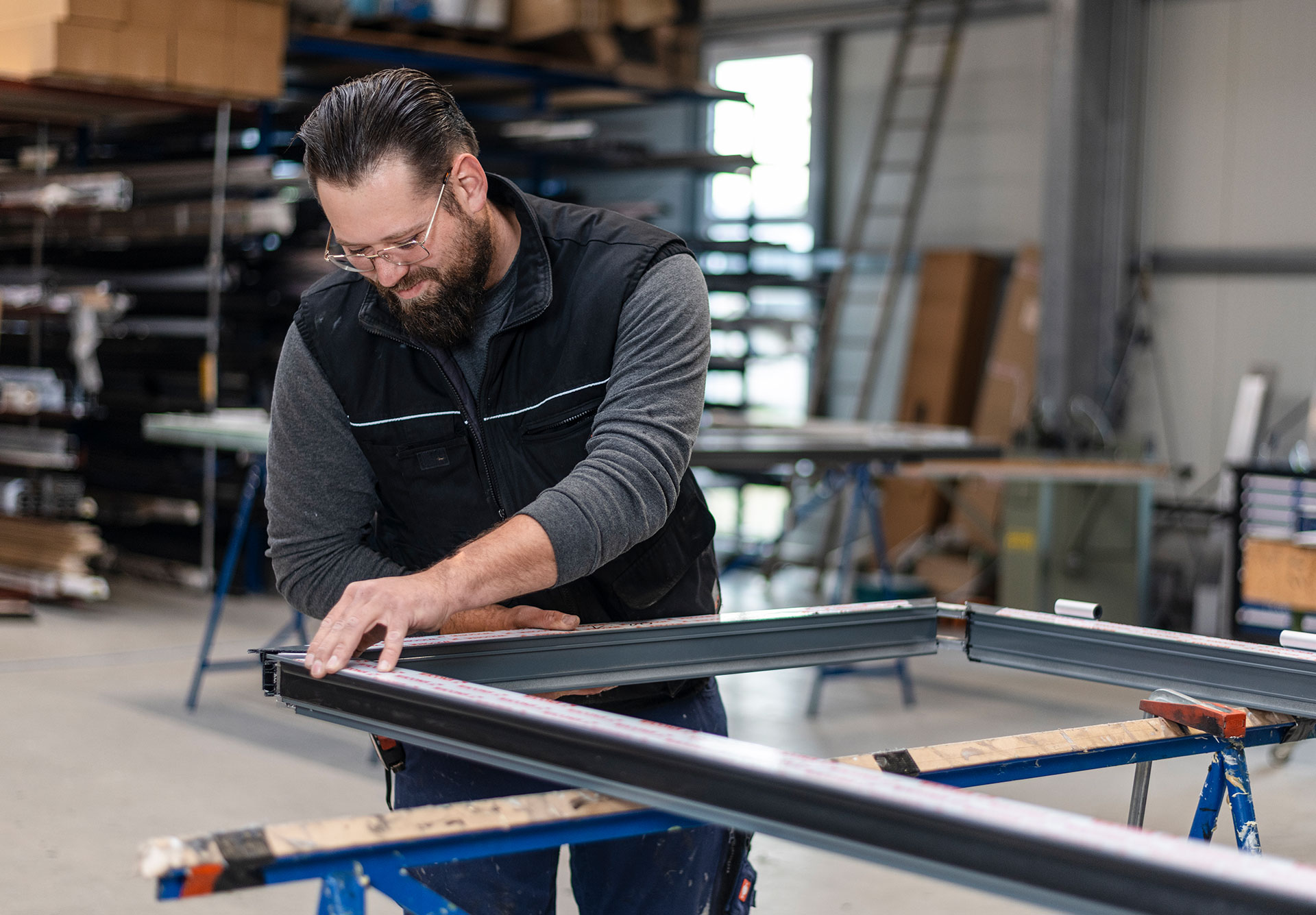 Mitarbeiter von Klövekorn Metall bei der Fertigung eines Türrahmens in der Werkstatt