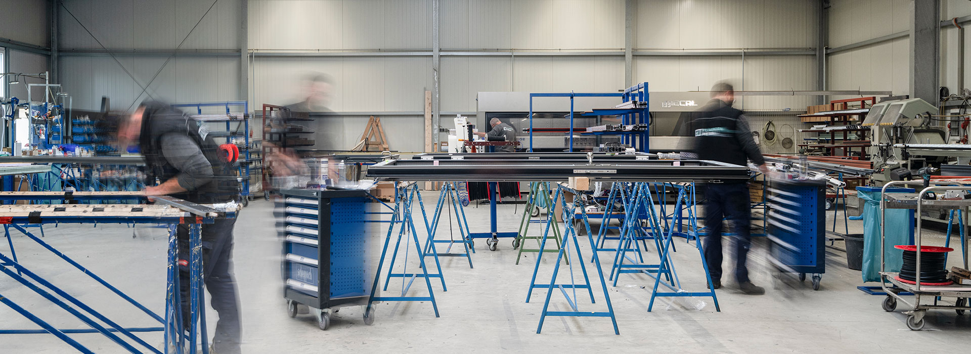 Mitarbeiter von Klövekorn Metall in der Werkstatt bei der Fertigung von Fenster- und Türrahmen