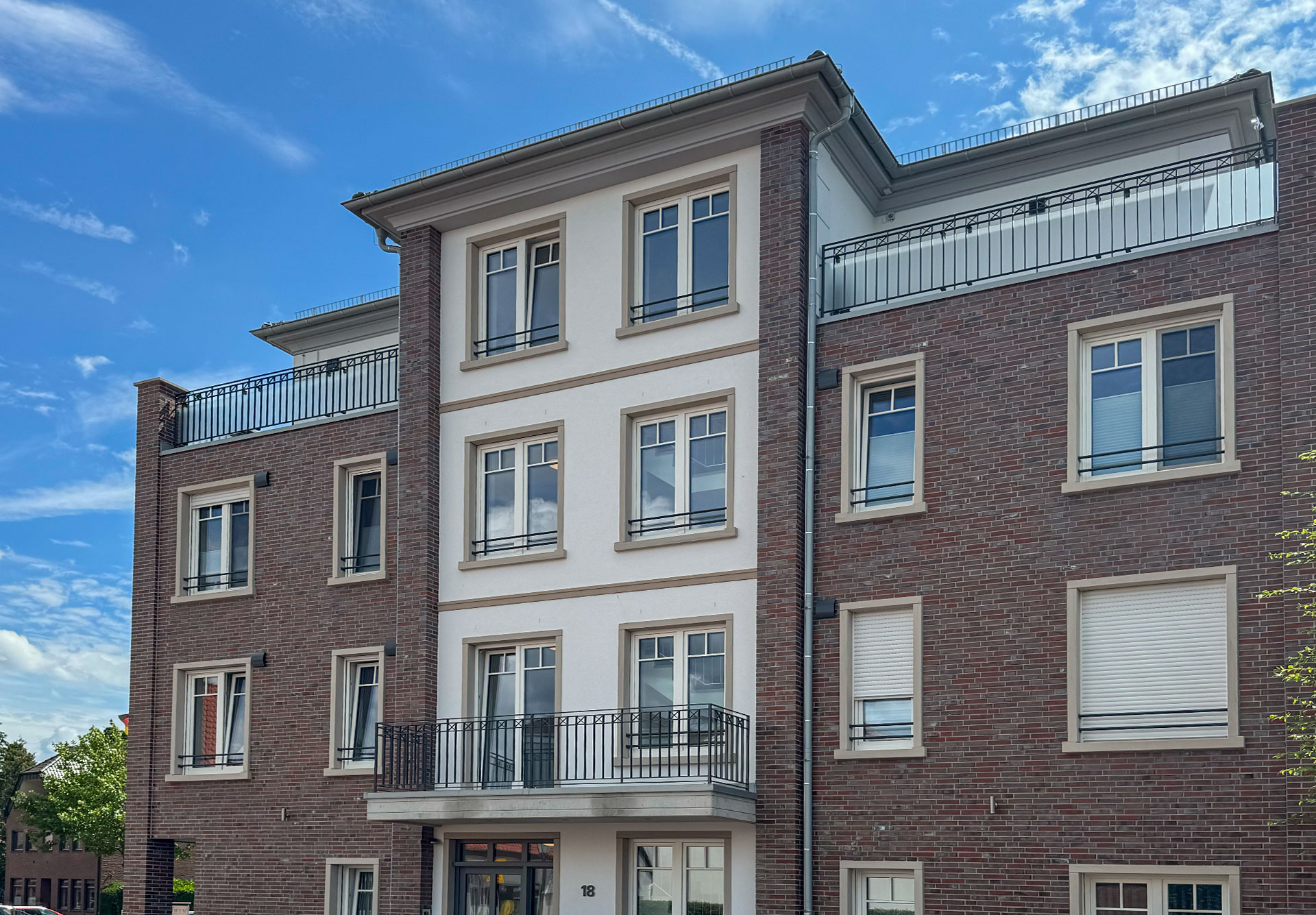 Mehrfamilienhaus mit Balkonen und Metallgeländern von Klövekorn Metall