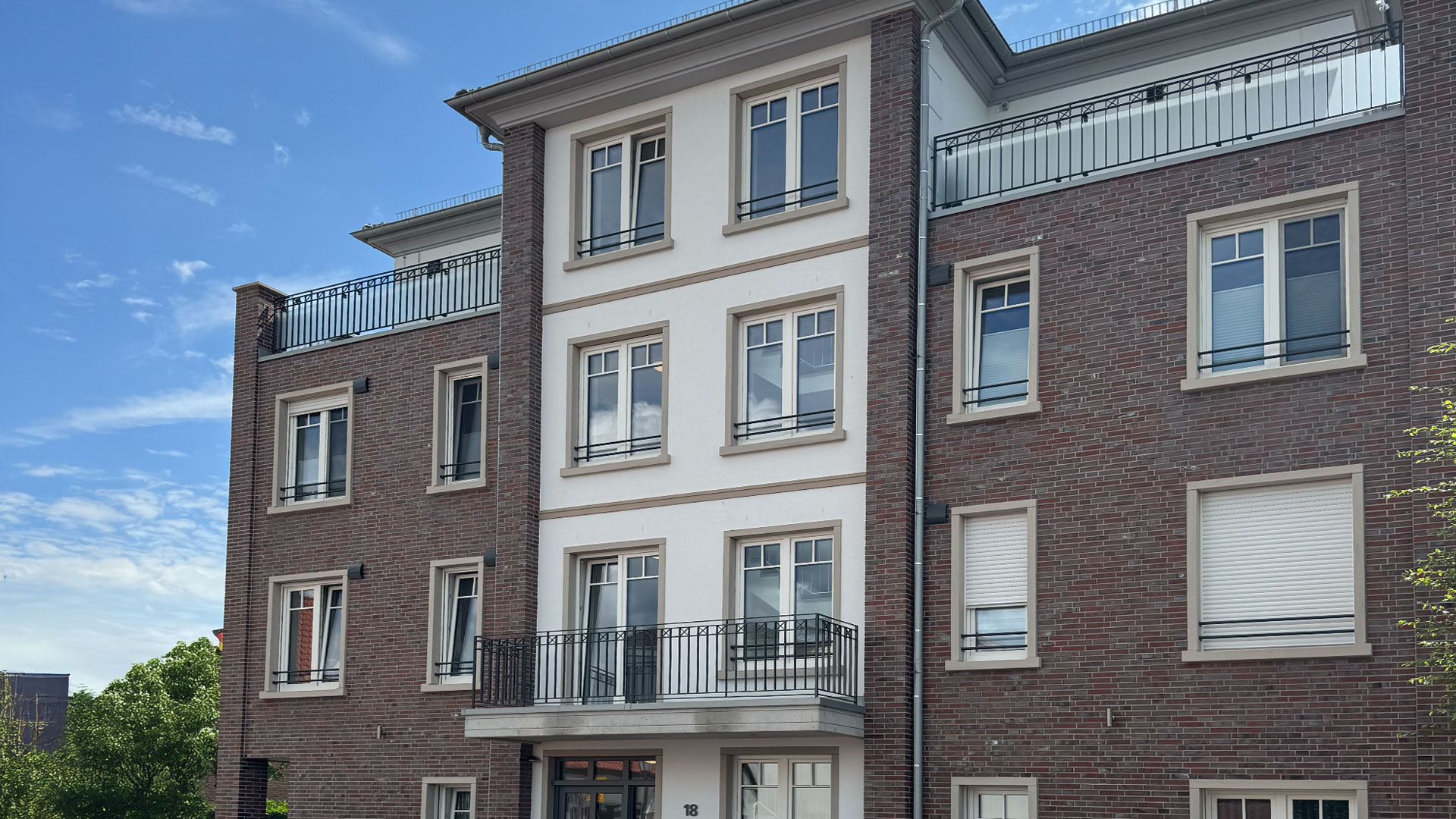 Balkonanlagen aus Stahl mit Geländerkonstruktion an Mehrfamilienhaus