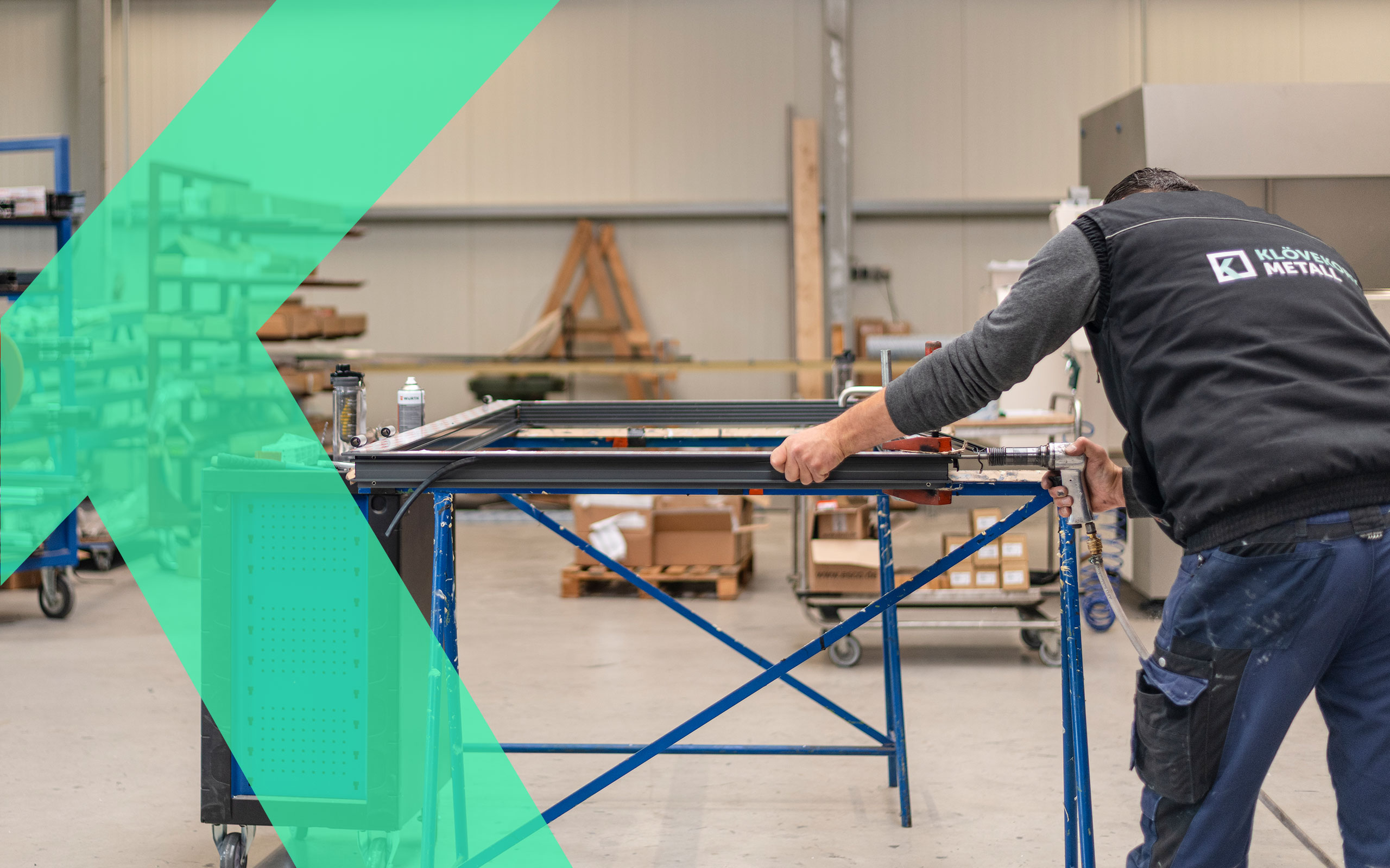 Montage eines Aluminium-Fensterrahmens in der Metallbau-Werkstatt in Nortrup