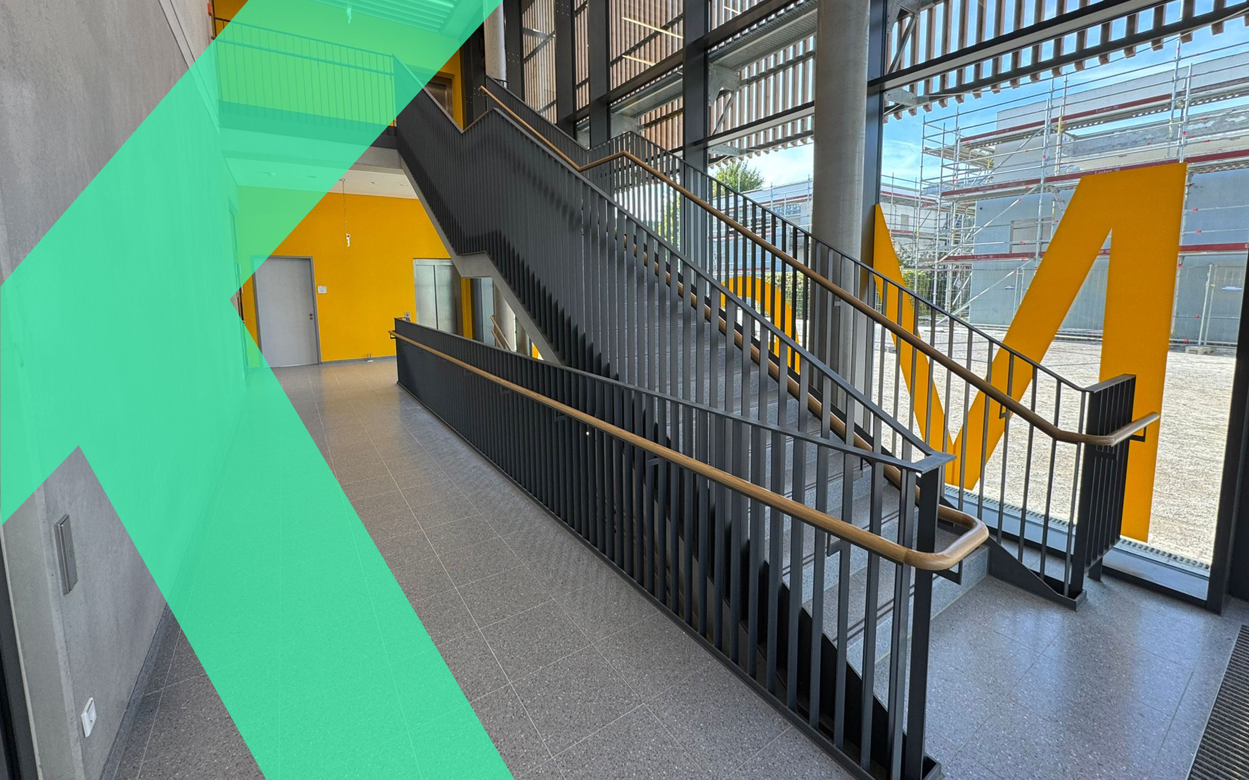 Moderne Stahl-Innentreppe mit Geländer in einem öffentlichen Gebäude