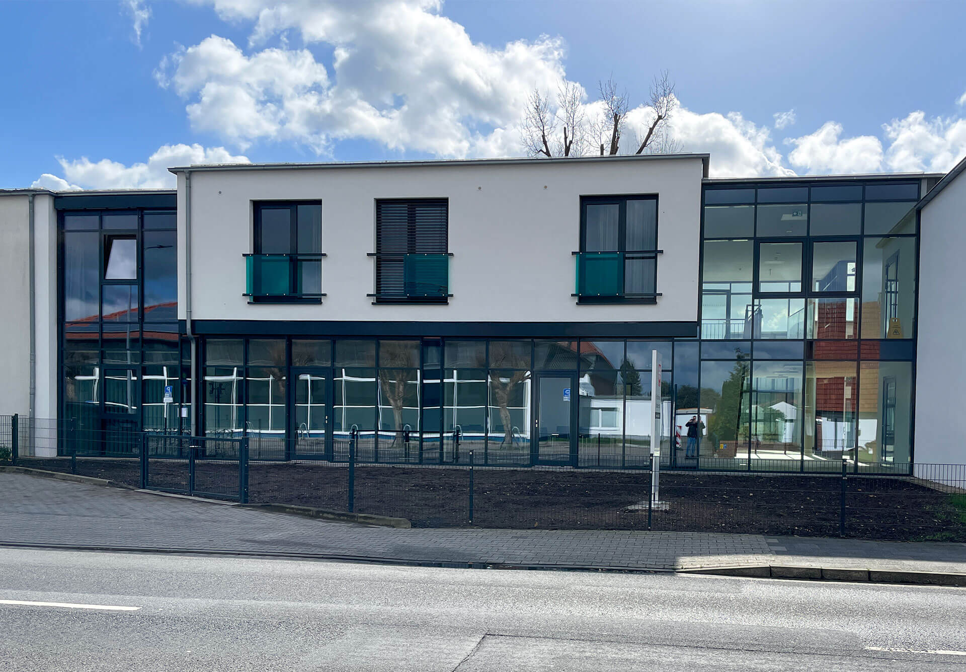 Caritas-Gebäude mit moderner Aluminium-Glas-Fassade