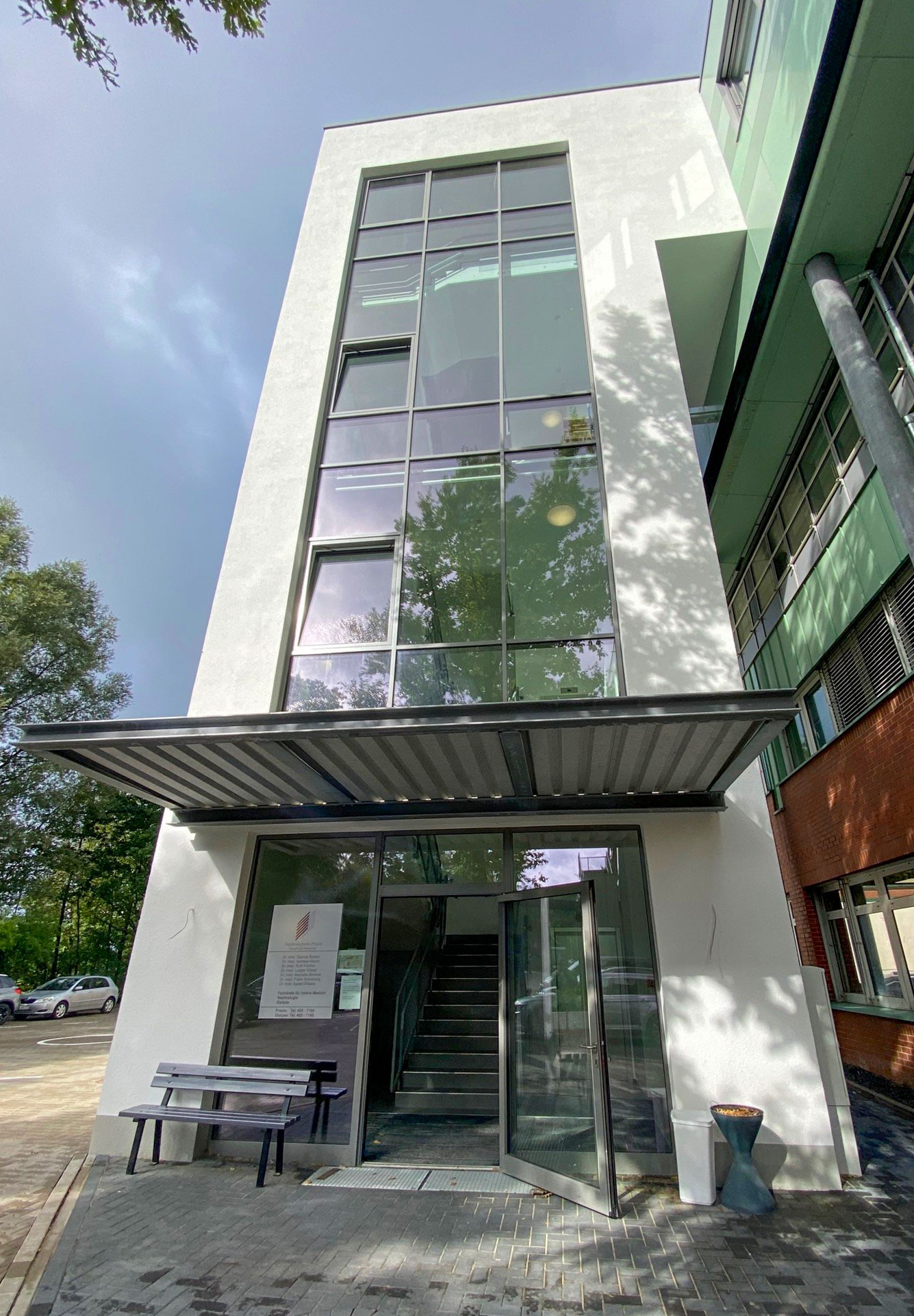 Eingangskonstruktion mit Stahlvordach und Glasfassade am Klinikum Osnabrück