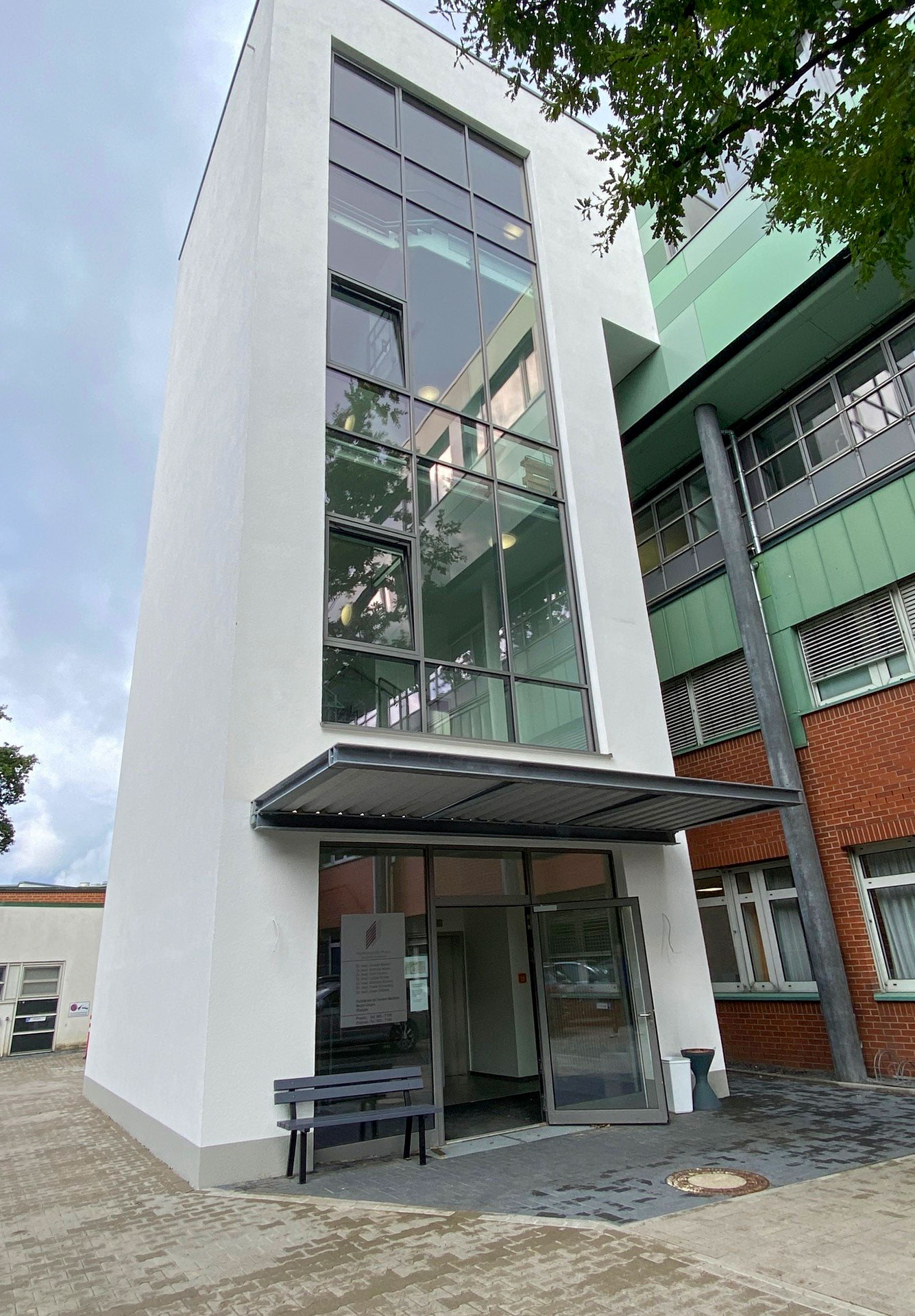 Pfosten-Riegel-Glasfassade mit Stahlvordach am Dialysebereich des Klinikums Osnabrück