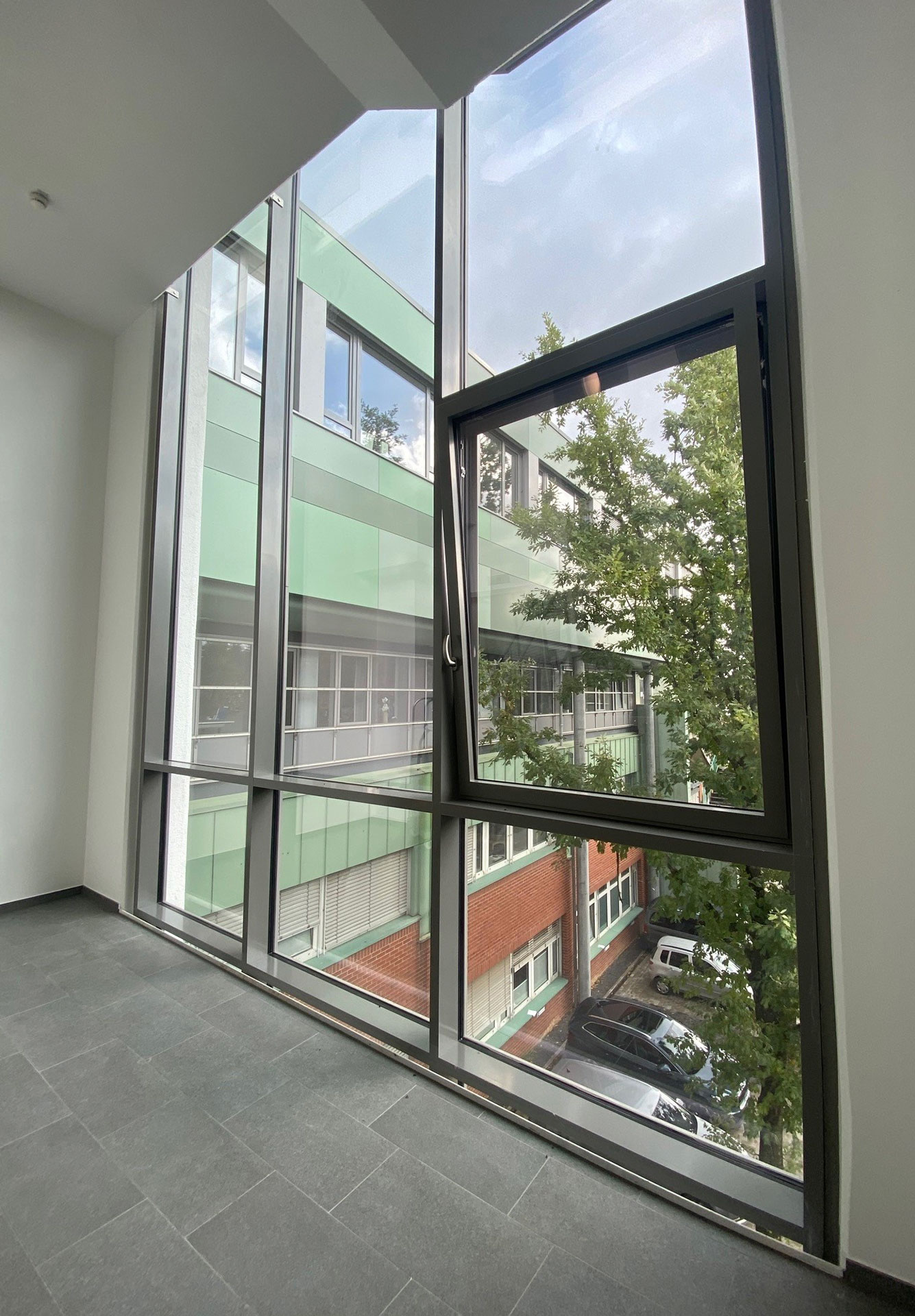 Innenansicht der Pfosten-Riegel-Glasfassade im Dialysebereich Klinikum Osnabrück