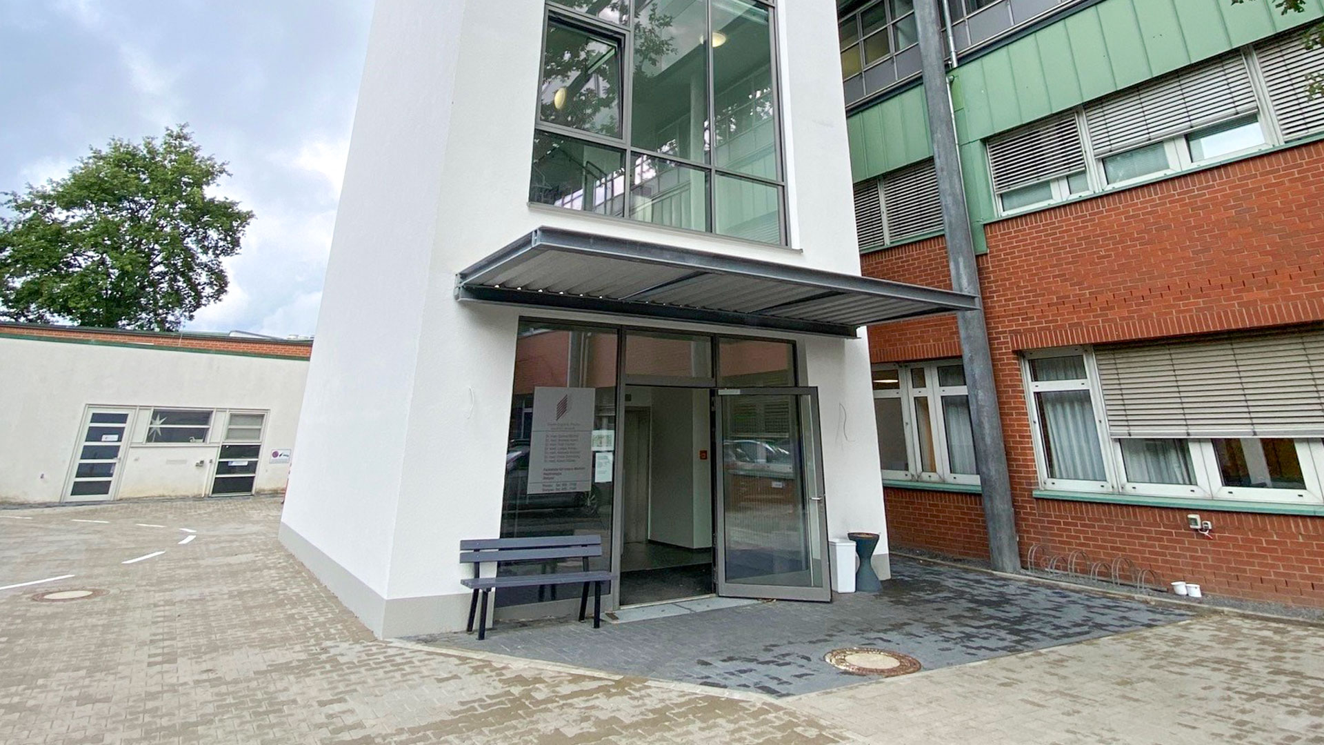 Aufstockung Dialysebereich Klinikum Osnabrück mit Pfosten-Riegel-Glasfassade und Stahlvordach