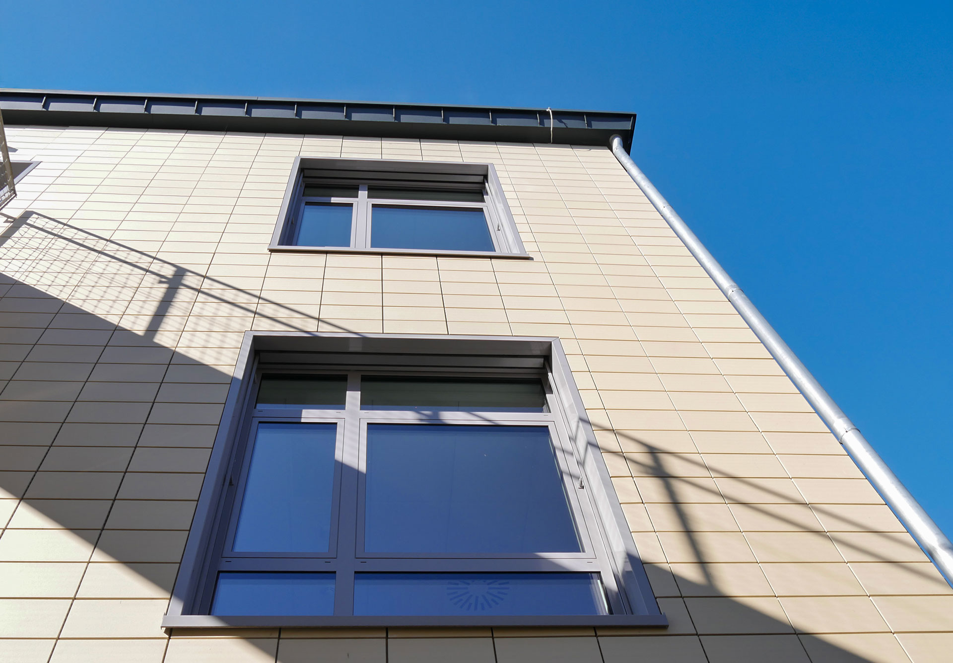 Fassadenelemente mit Aluminiumfenstern am Neubau PWTH Diepholz