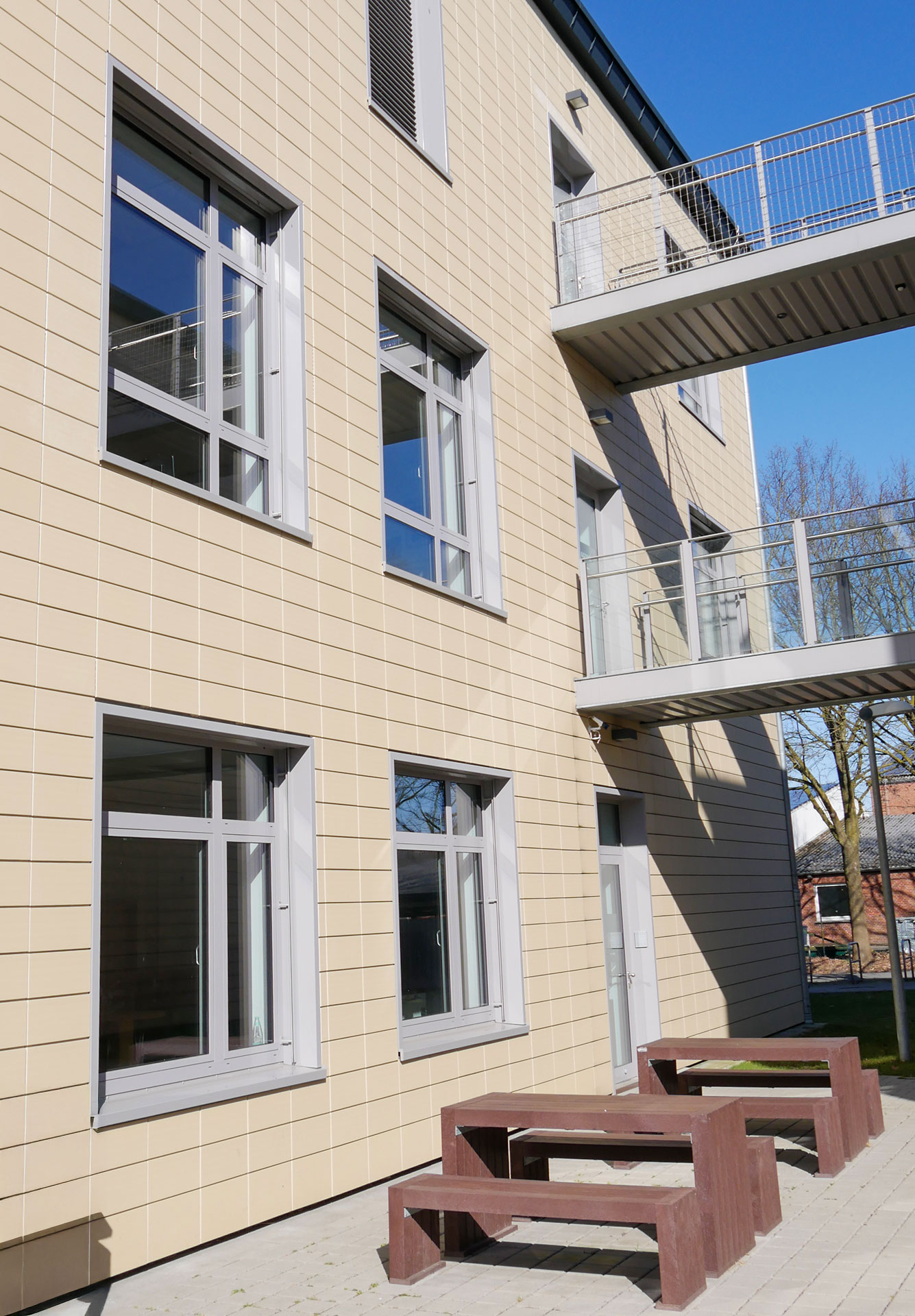 Aluminium-Fensteranlagen und Außengalerie an der PWTH in Diepholz