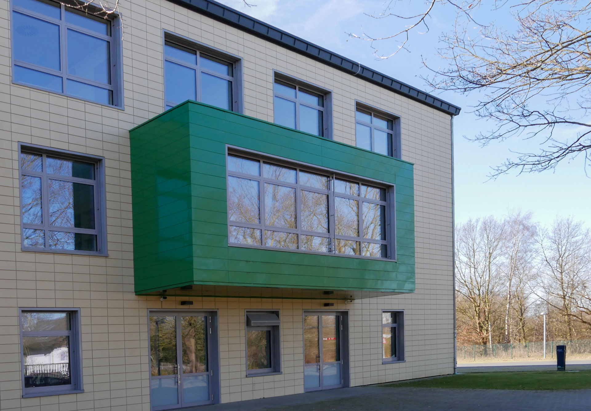 Fensterband und Aluminium-Fassadenelemente am Neubau der PWTH Diepholz