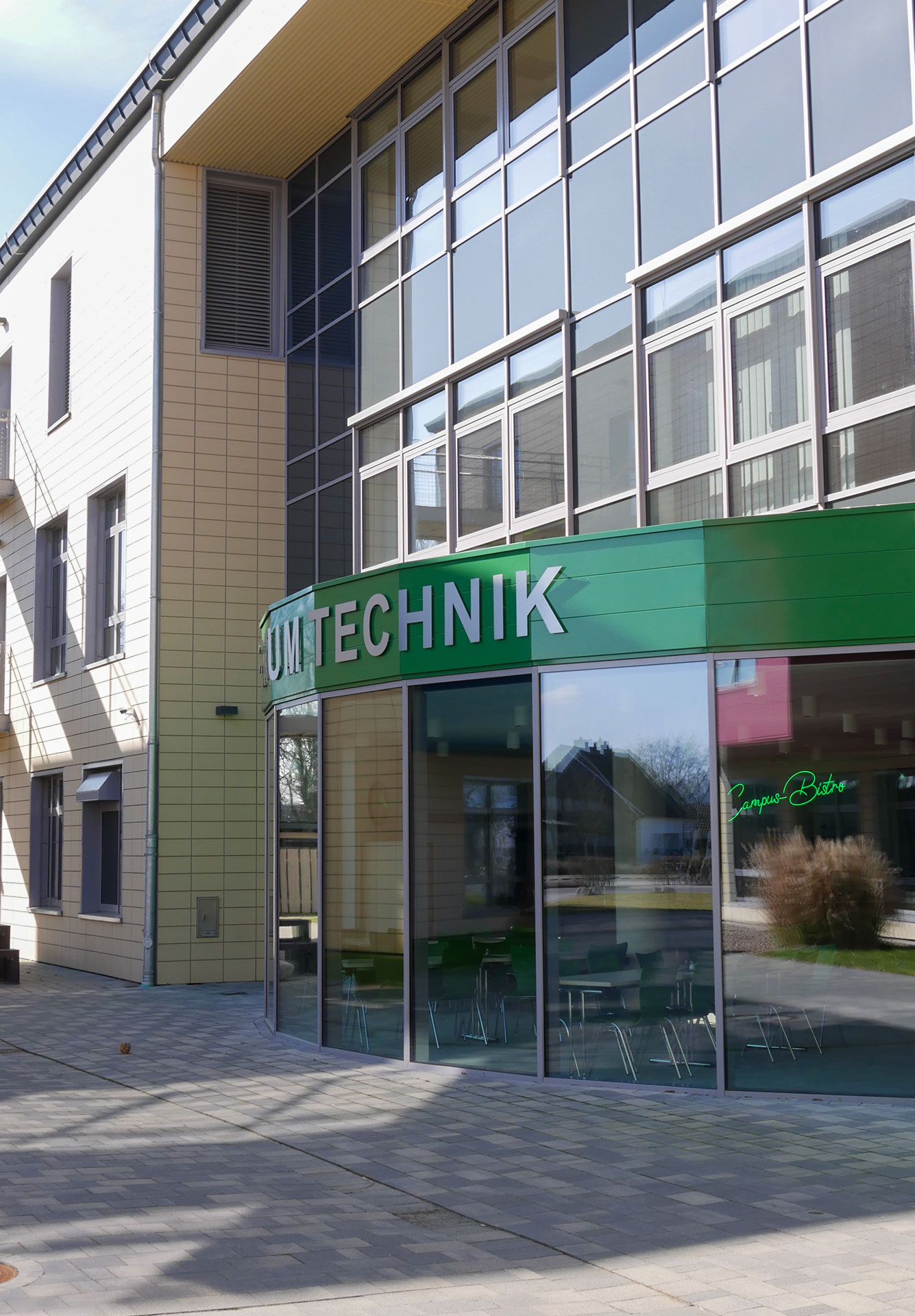 Eingangsbereich der PWTH Diepholz mit Pfosten-Riegel-Glasfassade