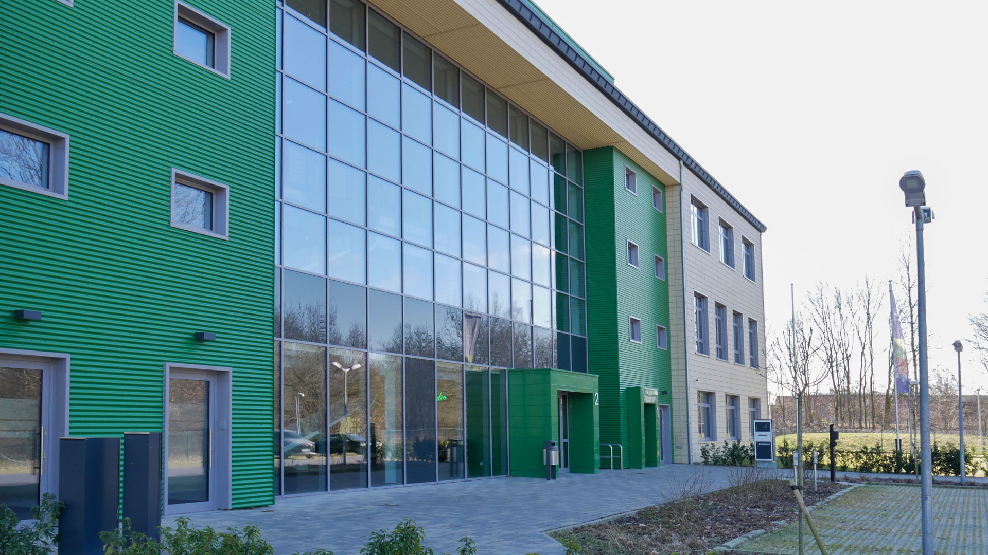 PWTH Diepholz mit Pfosten-Riegel-Fassade aus Aluminium und Glas