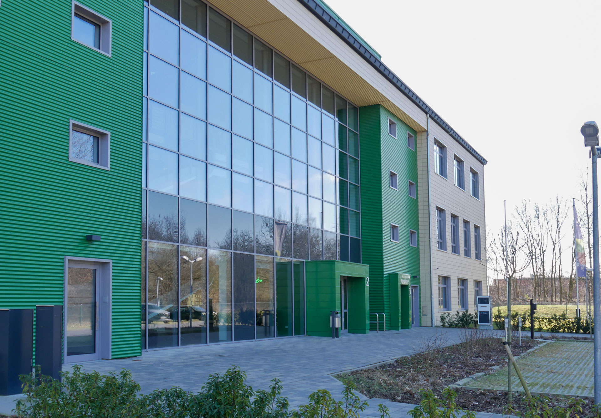 PWT Diepholz mit moderner Pfosten-Riegel-Fassade aus Aluminium und Glas