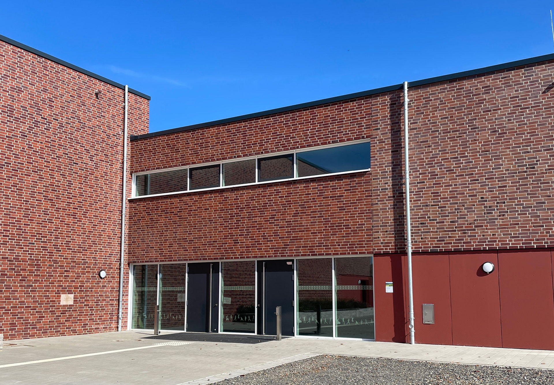 Sporthalle Badbergen mit Aluminium-Fensterband und Türanlagen