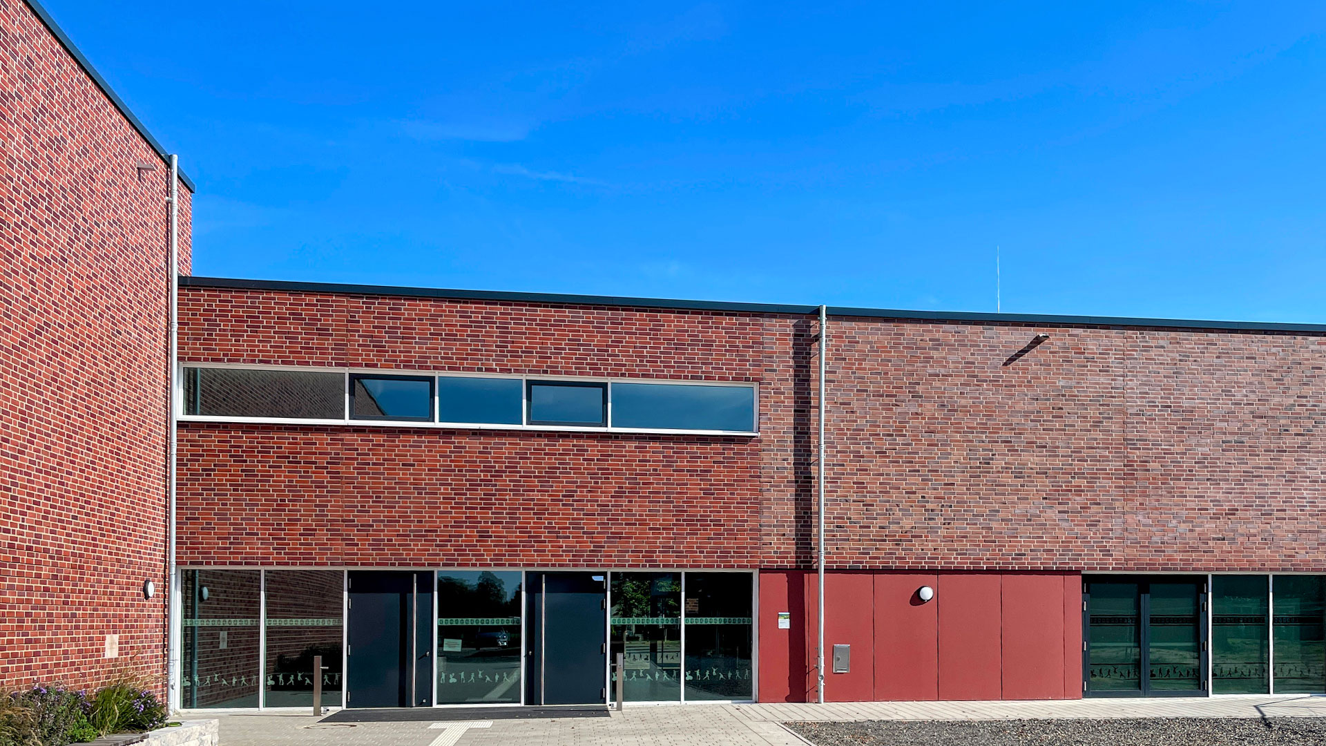 Eingangsbereich der Sporthalle Badbergen mit Aluminium-Glas-Türanlage