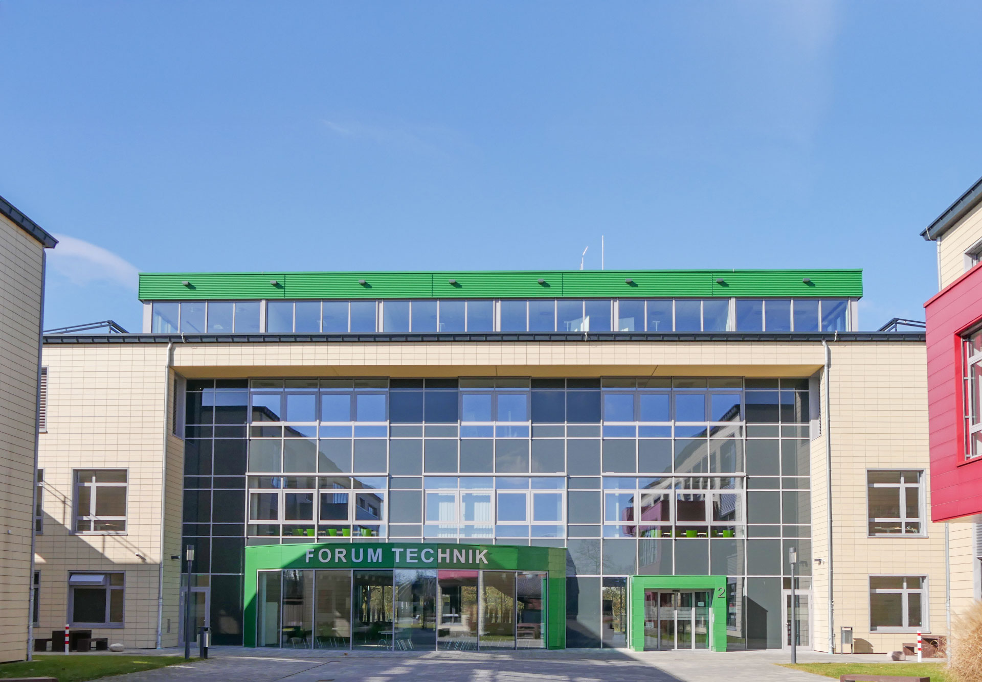 Hauptfassade Forum Technik der PWTH Diepholz mit Glasfassade