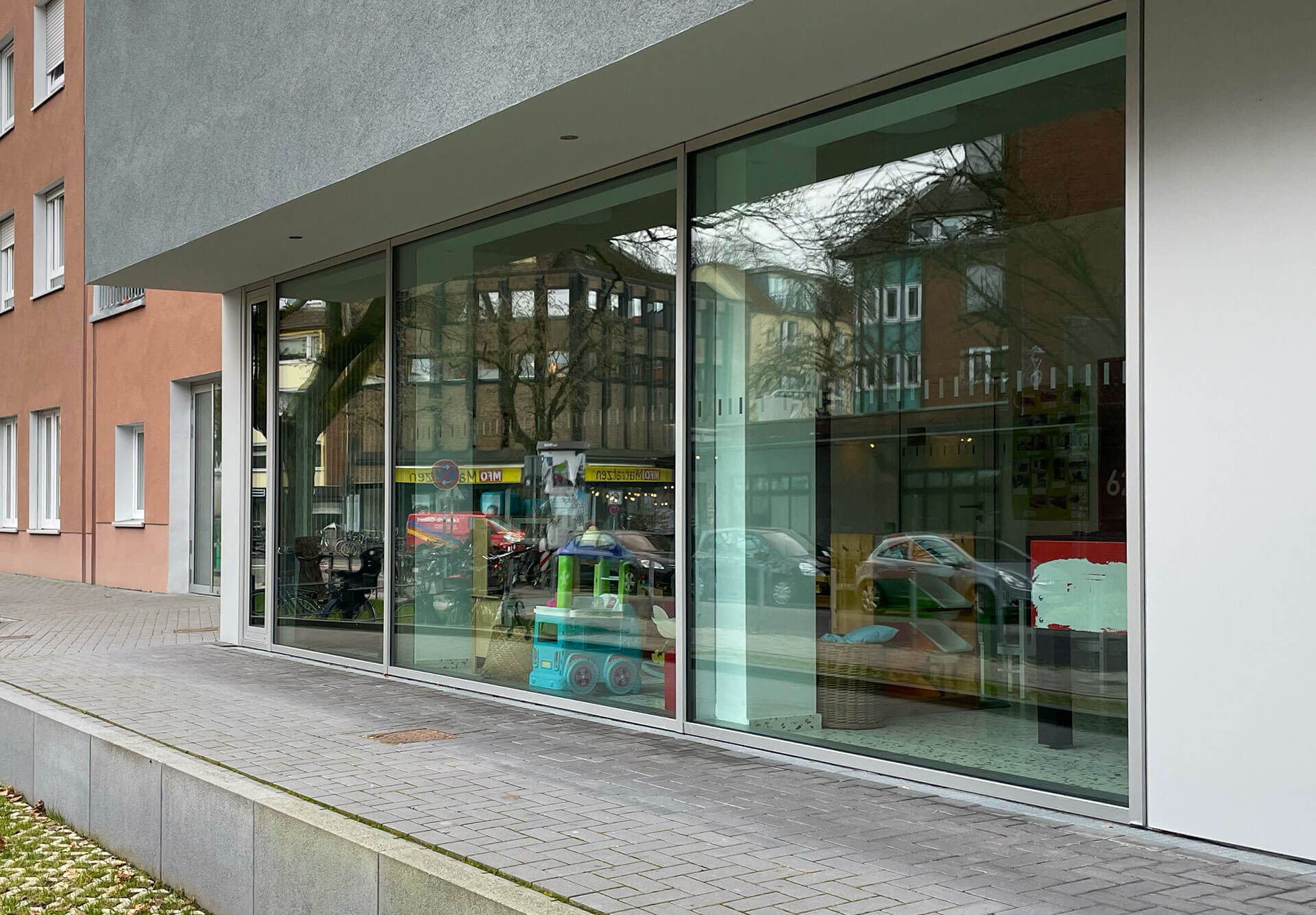 Großformatige Schaufensterverglasung im Wohnquartier Alte Josefschule Münster